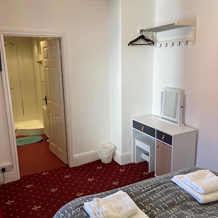 Marston Town Centre Villa Blackpool Esterno foto