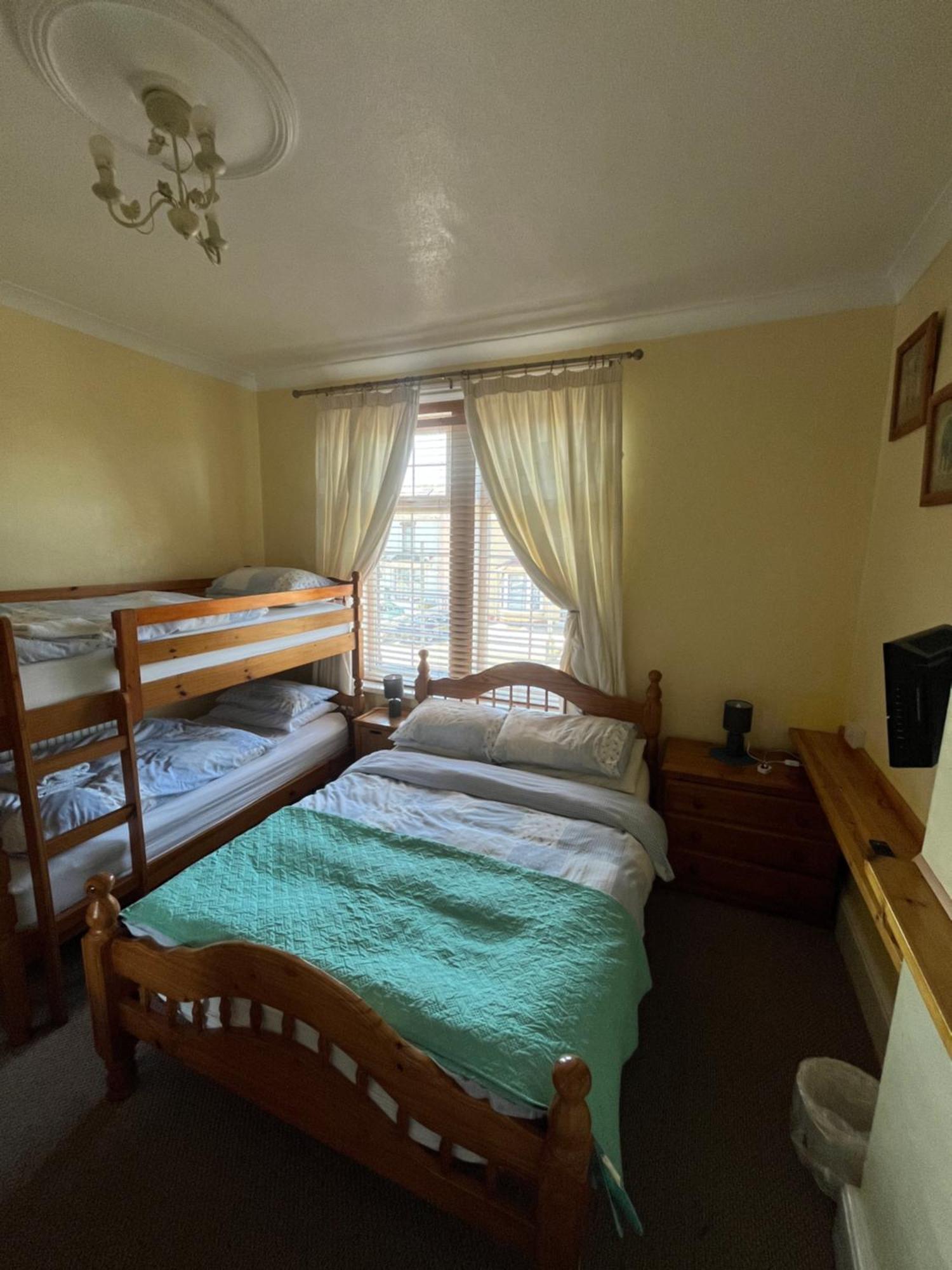 Marston Town Centre Villa Blackpool Esterno foto