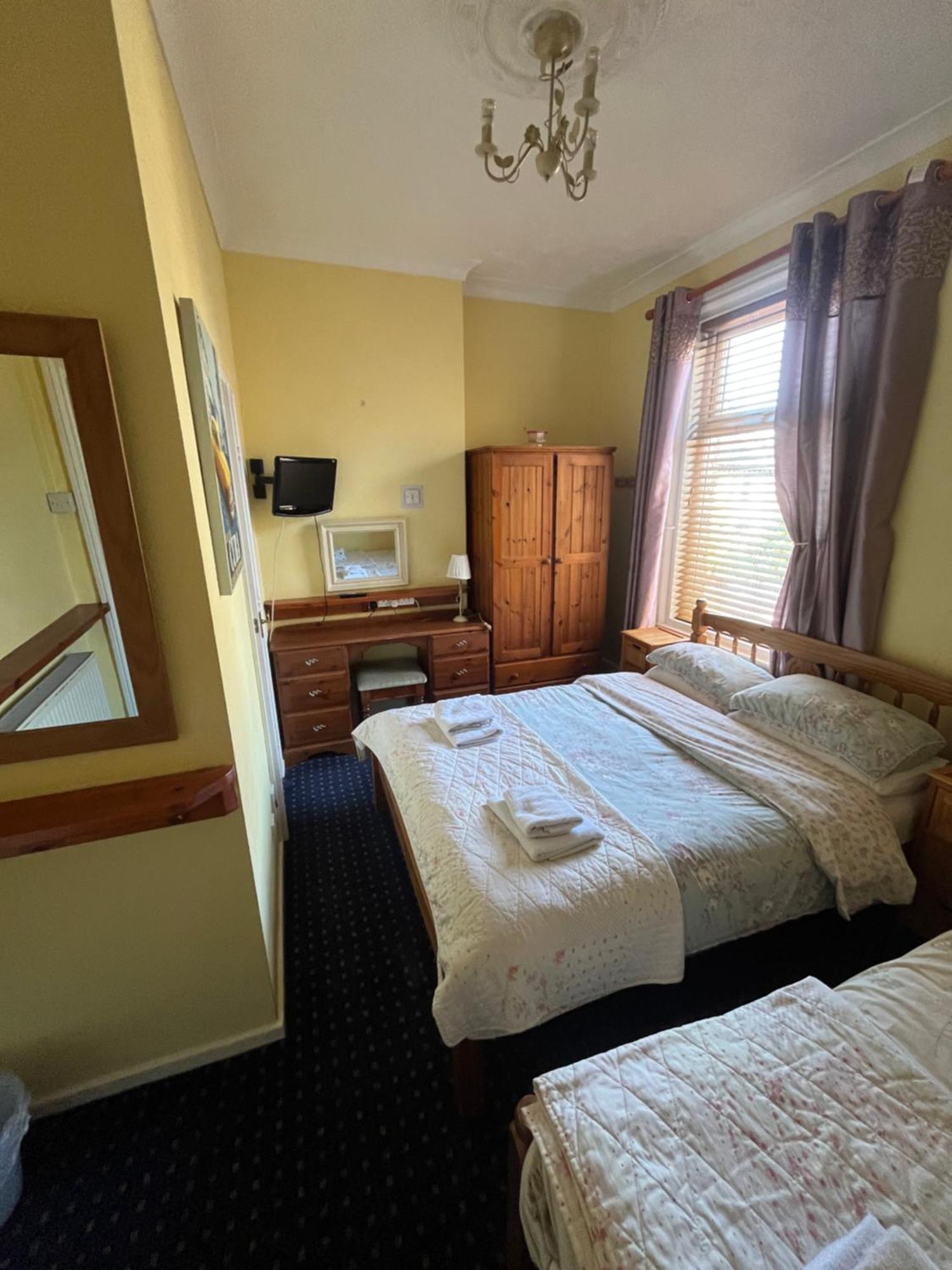 Marston Town Centre Villa Blackpool Esterno foto